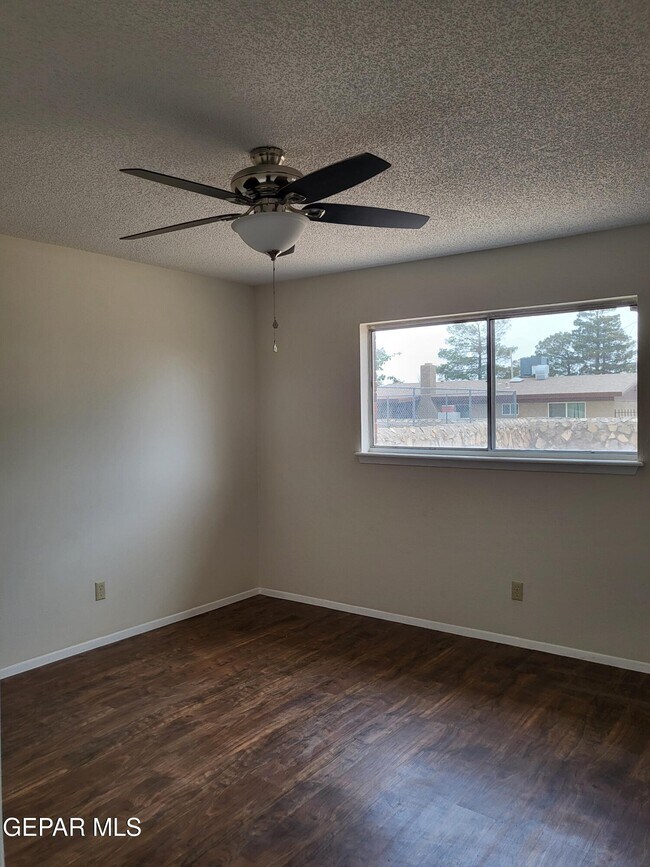 Building Photo - 3453 Hollyglen St