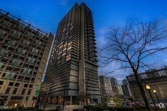 Building Photo - 235 W Van Buren St