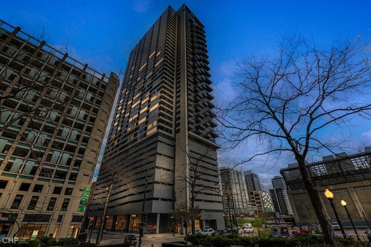 Foto principal - 235 W Van Buren St