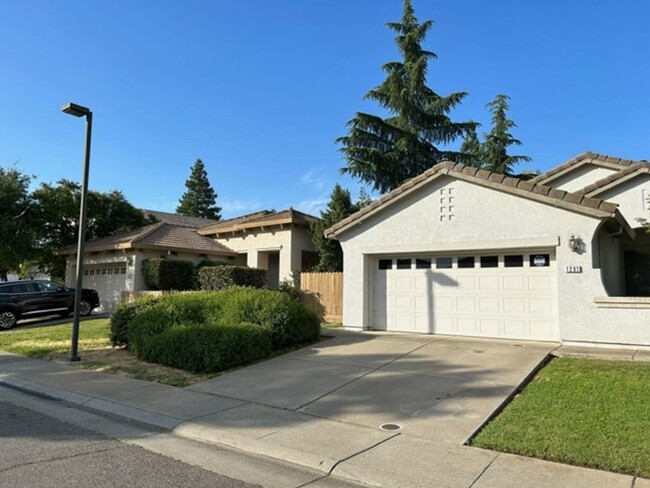 Building Photo - Spacious and Nice Home in Folsom