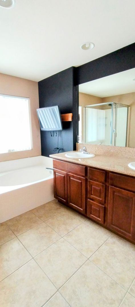 Building Photo - Luxury Living at its Finest: Spacious 3BR/...