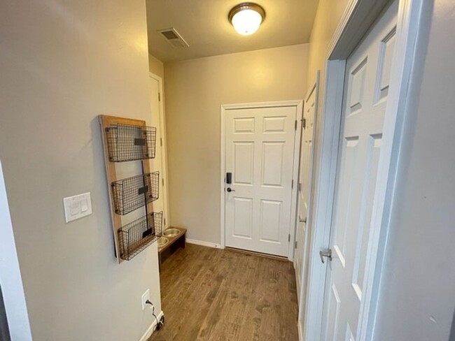 Foto del edificio - Beautiful Custom Townhome For Rent | Mount...