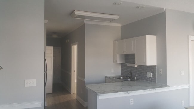 Building Photo - Beautiful Semi Furnished 1 bedroom