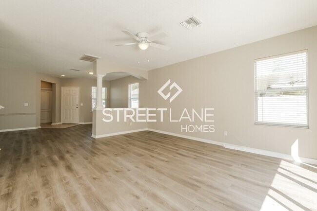 Building Photo - Spacious 4 Bedroom in Spring Hill!