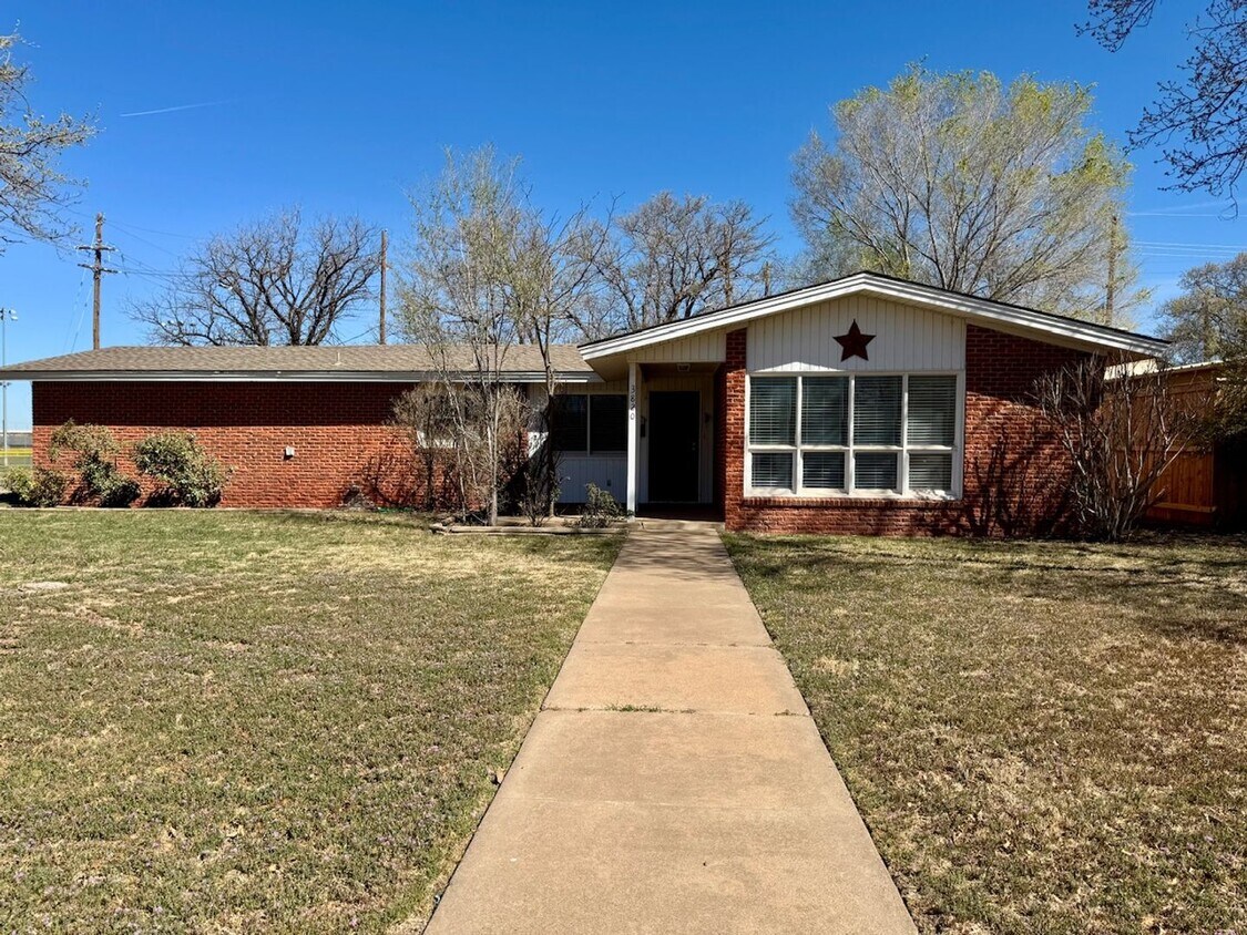 Primary Photo - Cute Home On Corner Lot Near Covenant Hosp...