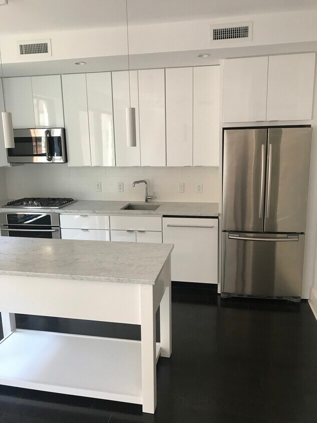 Foto principal - 1011 M St NW