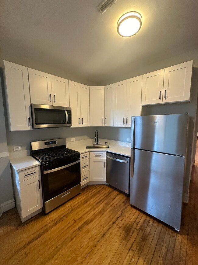 Foto del edificio - 3329 N Kenmore Ave
