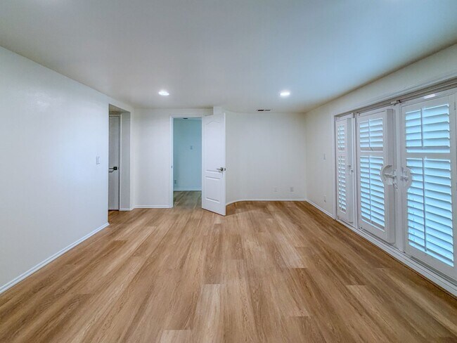 Building Photo - 3525 Sunset Ln