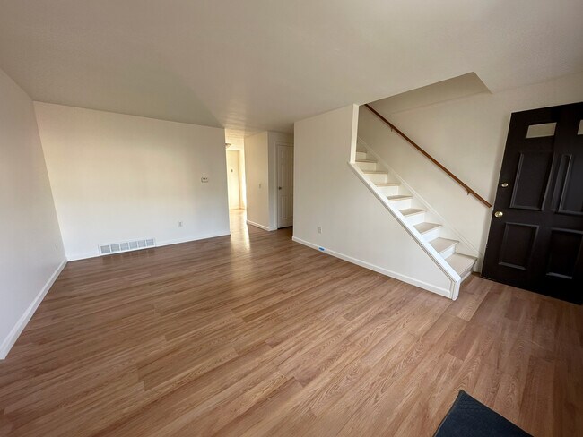 Foto del edificio - 1078C Mt Hope Ave