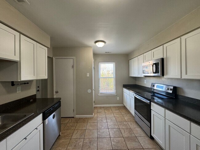 Foto del edificio - End-Unit Townhome in Amhurst "ASK ABOUT OUR ZERO DEPOSIT"