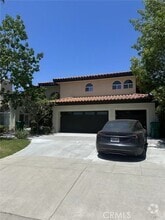 Building Photo - 923 Derek Dr