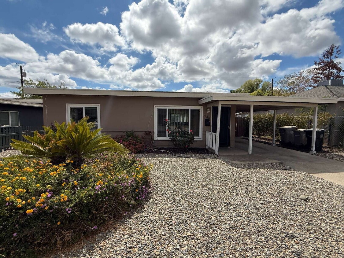 Foto principal - Move-in Ready 2 bed 1 bath home in Sacramento