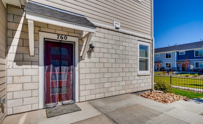 Foto del edificio - LOVELY 4-BEDROOM TOWNHOUSE IN WALKABLE SW LONGMONT NEIGHBORHOOD