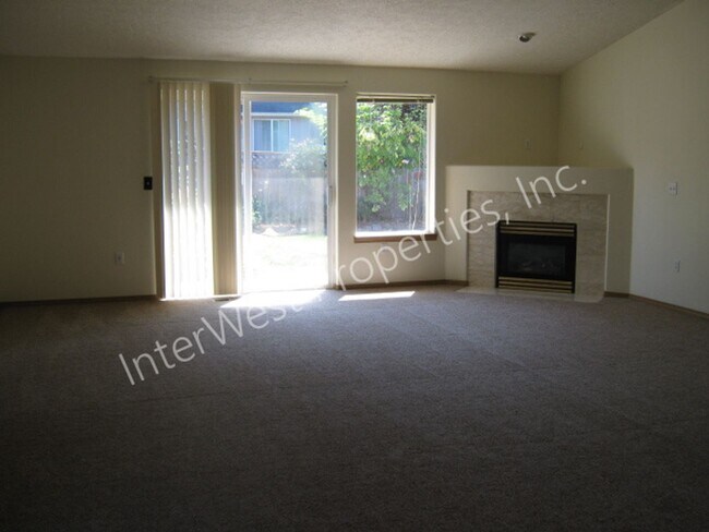 Foto del edificio - *1ST MONTH'S RENT FREE PROMO* Ranch Style 3 Bedroom Gresham Home with 2 Car Garage, Gas Fireplace...