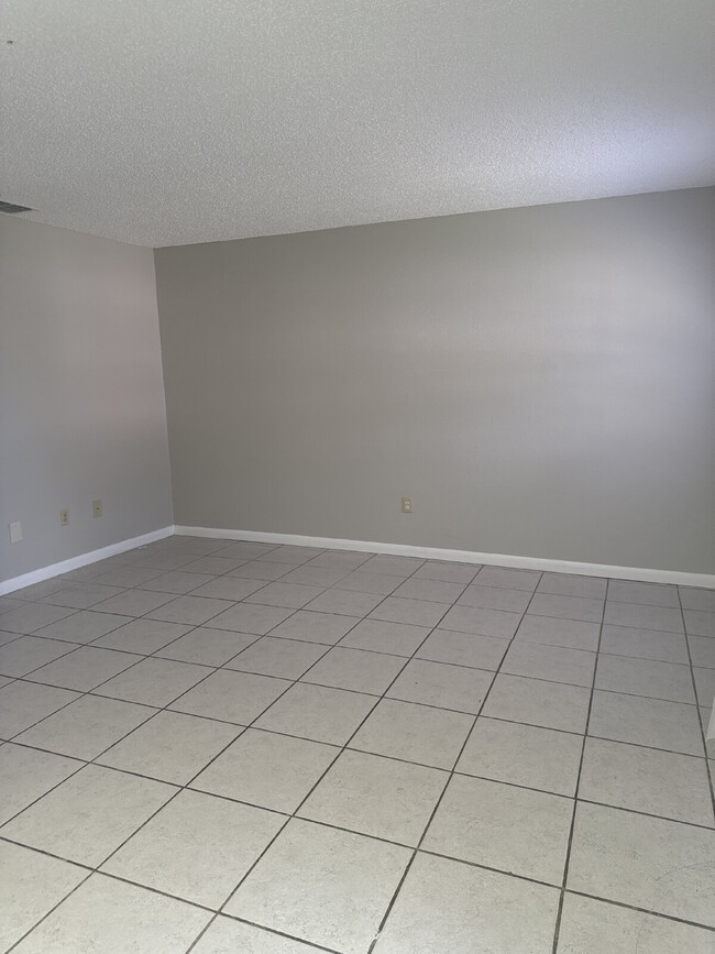 Building Photo - Updated one bedroom 1 bath