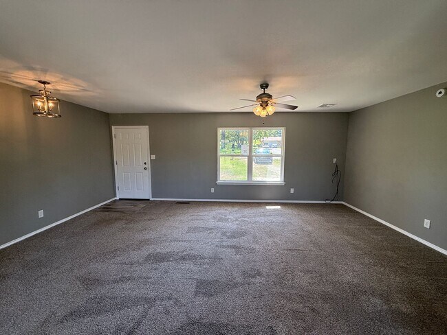Foto del edificio - HUGE LOT, 3 BEDROOM FULLY UPGRADED KITCHEN...