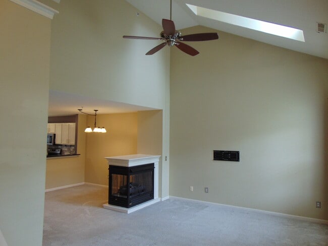 Building Photo - 129 E Bay Dr