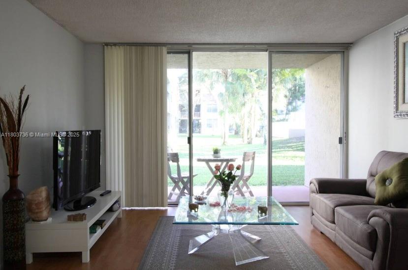 Foto principal - 8316 NW 24th St