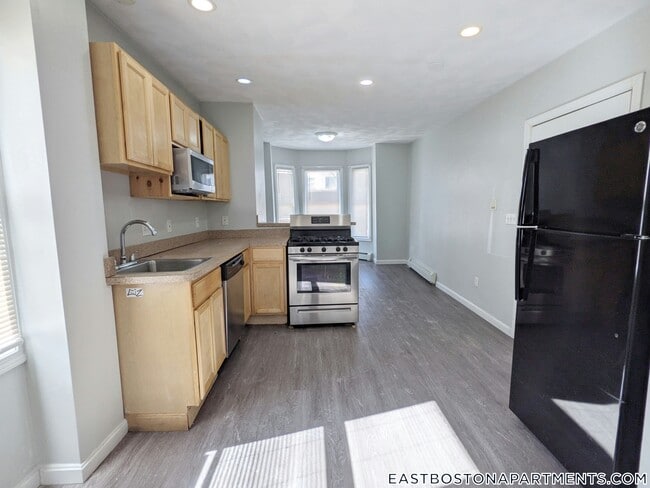 Building Photo - 329 Paris St