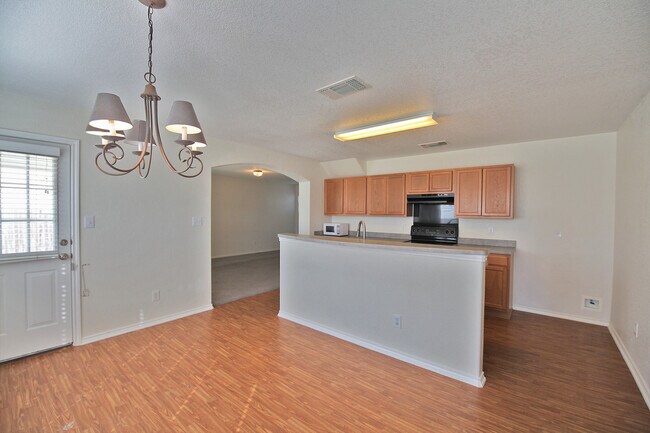 Foto del edificio - 3 BR HOME FEATURING AN ISLAND KITCHEN IN N...