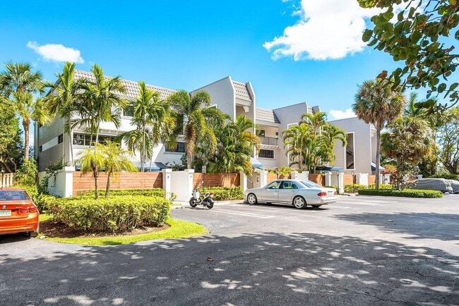 Building Photo - 801 Palm Trail