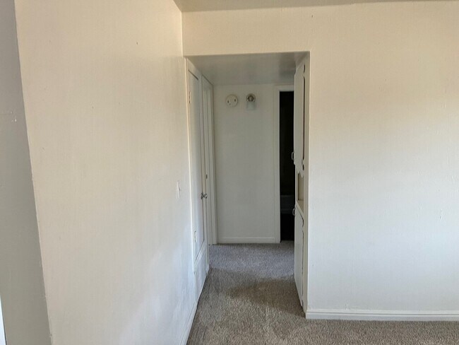 Building Photo - 610 S 200 E  4 Plex
