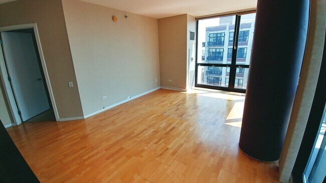 Building Photo - 210 S Desplaines St