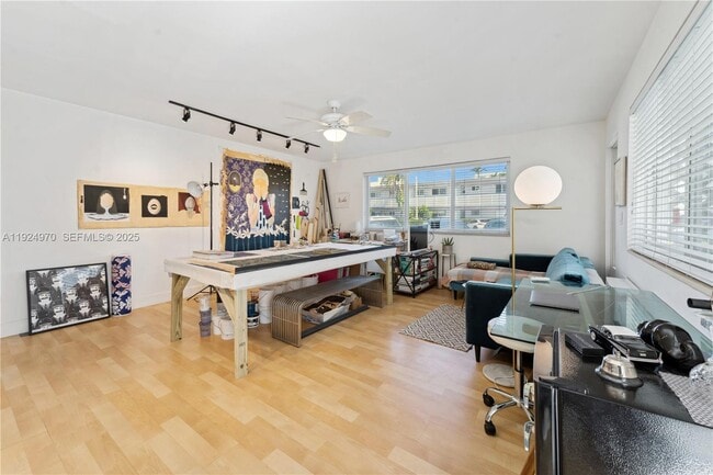 Foto del edificio - 7440 Byron Ave