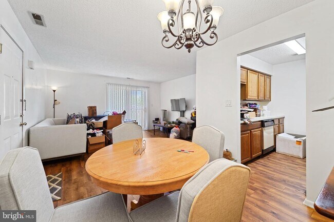 Building Photo - 2405 Ravens Crest Dr
