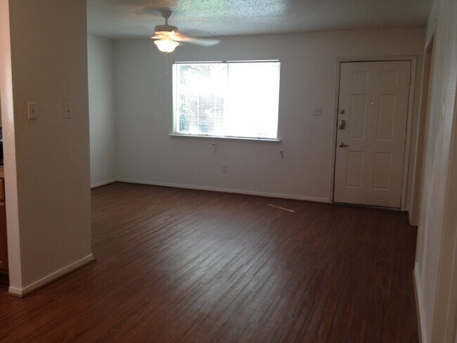 Building Photo - 3 Bed House w/ Garage & Private Backyard (...