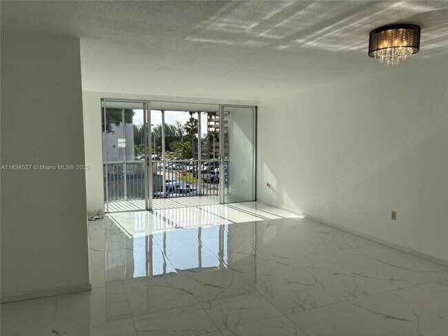 Foto del edificio - 1710 NE 191st St