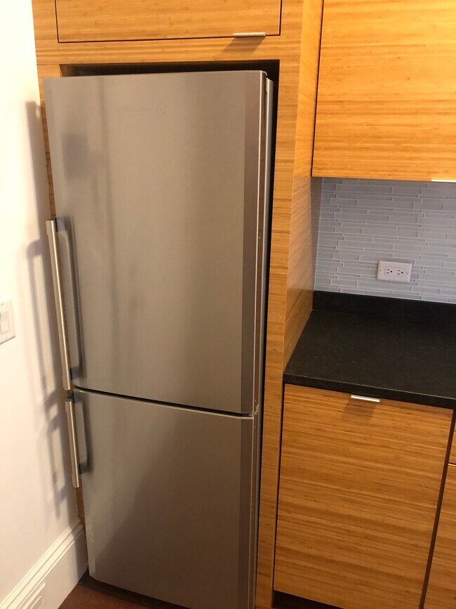 Building Photo - 104 Myrtle St