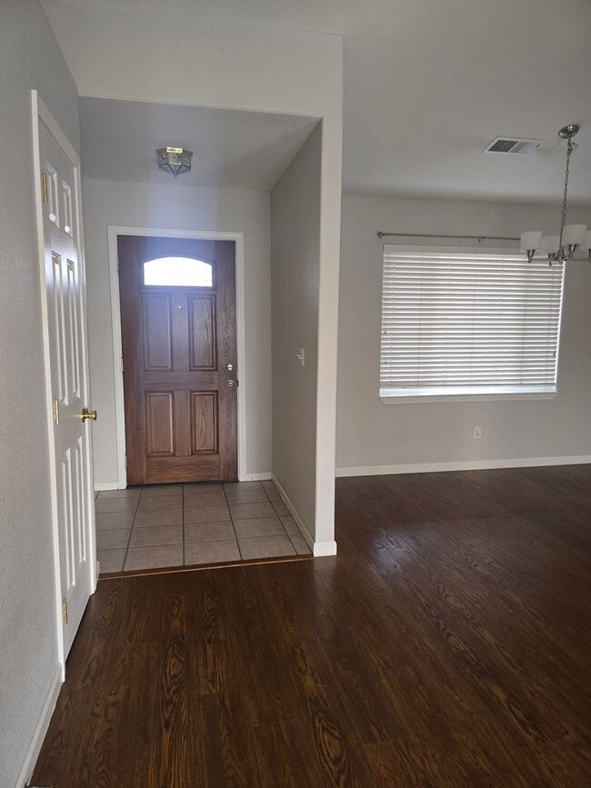 Building Photo - Beautiful 3 bed 2 bath