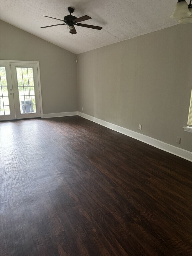 Foto del edificio - 8566 Creekwood Way