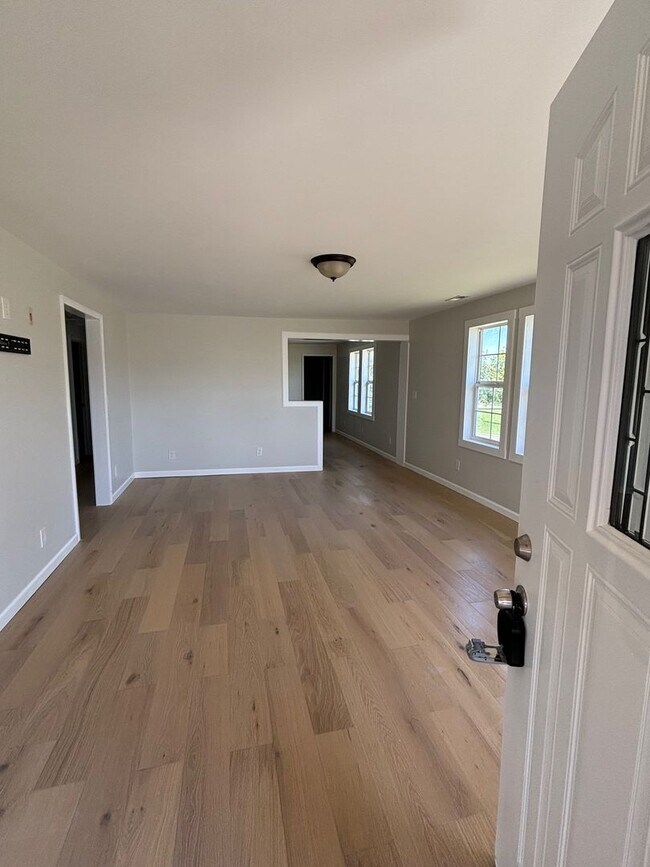 Building Photo - 3 Bed 2 Bath at 1260 square feet - New Rem...