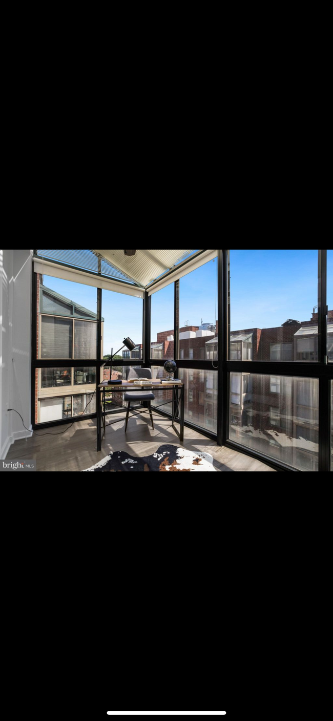 Ventanas de piso a techo en terraza soleada - 1045 N Utah St