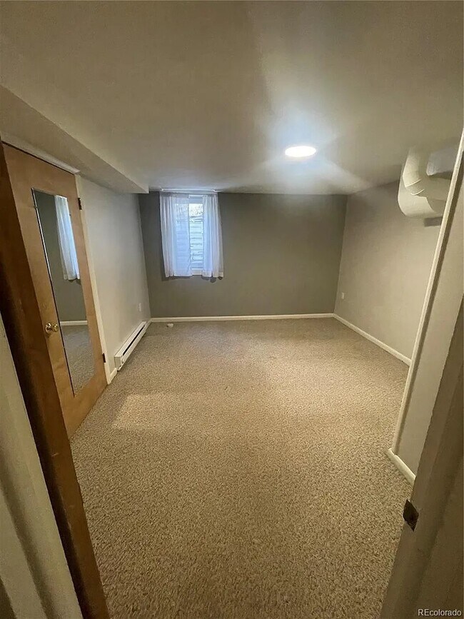 Dormitorio, puede acomodar una cama tamaño queen. - 1210 Vance St