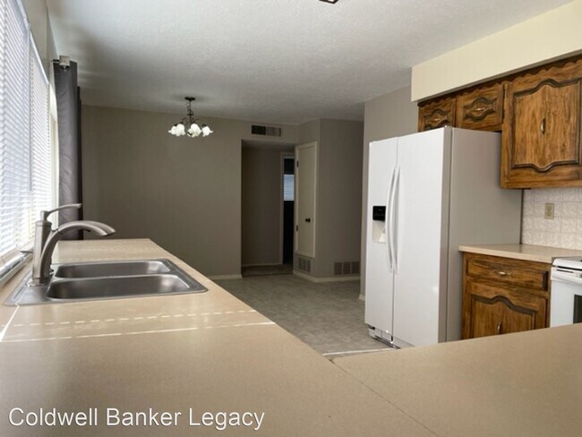 4 br, 2 bath House - 3808 Madrid Dr NE photo'