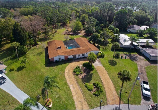 Foto del edificio - 8361 Sylvan Dr