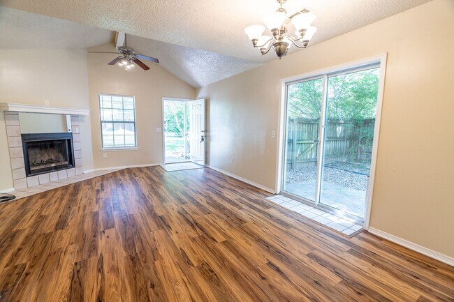 Building Photo - Refreshed 3 BR/2 BA home near I-49/UofA! Large fenced yard!