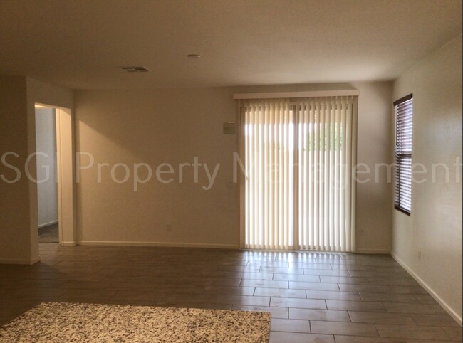 Building Photo - 2029 N Thunderbird Ave