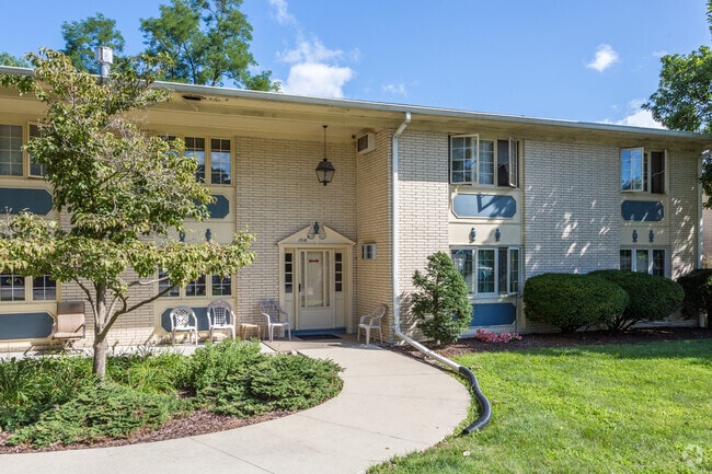 Building Photo - Beverly Manor