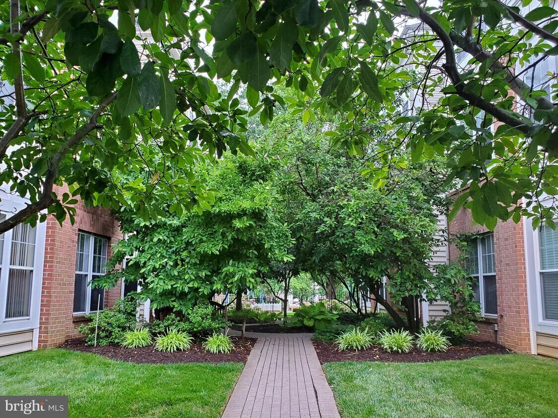 111 Watkins Pond Blvd Unit 204, Rockville, MD 20850 Room for Rent in