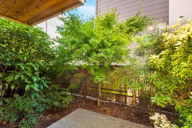 Building Photo - Spacious 3-Bedroom Townhouse in the Heart ...