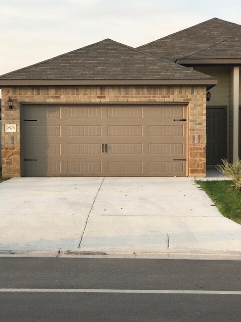 Foto del edificio - *COMING SOON* High Ceilings, Fenced Yard & 2-Car Garage – New Braunfels Living!