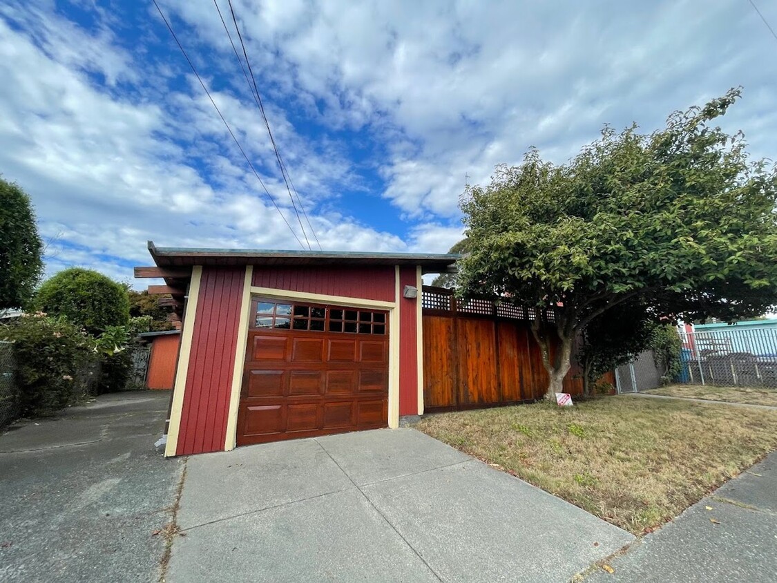 Foto principal - This pet-friendly home features a fenced y...