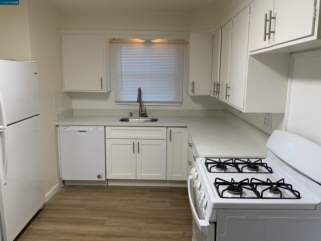 Building Photo - 700 La Paloma Rd