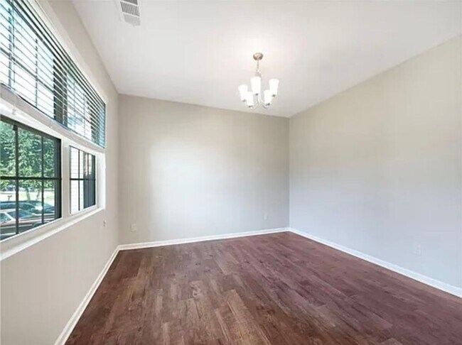 Foto del edificio - 444 Lake Ridge Ln