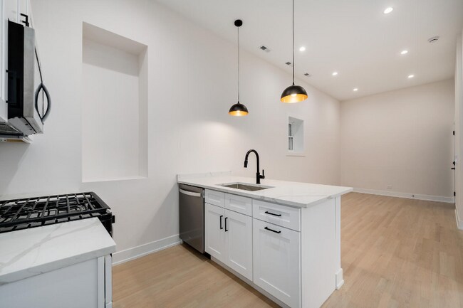 Foto del edificio - 2455 W Armitage Ave