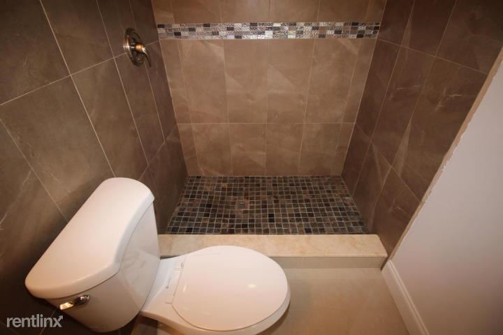 Foto del edificio - 815 Upland Rd